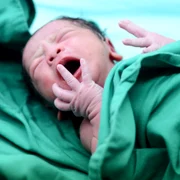 nou nascut bebelus foto shutterstock