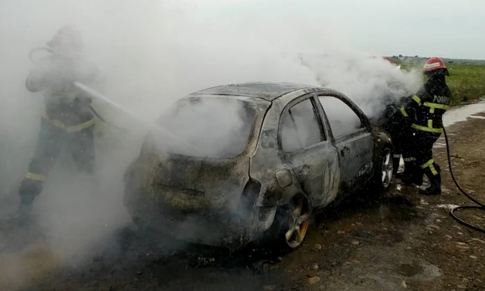 Pompierii nu au salvat mare lucru din ma;inile incendiate FOTO ISU Vrancea