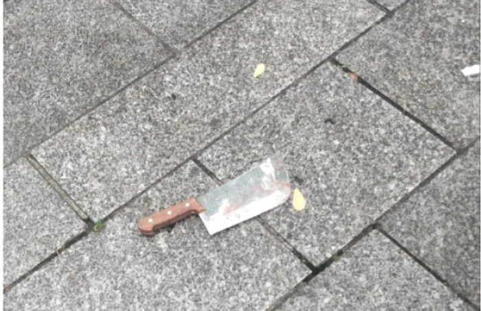 Arma atacului -un satâr - a fost descoperit la intrarea la metrou pe bulevardul Richard Lenoir foto captură Le Figaro