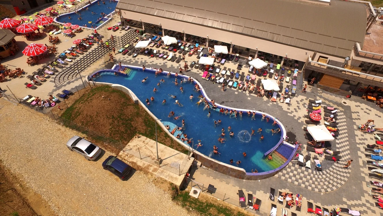 Aici găseşti răcoare, în piscine exterioare