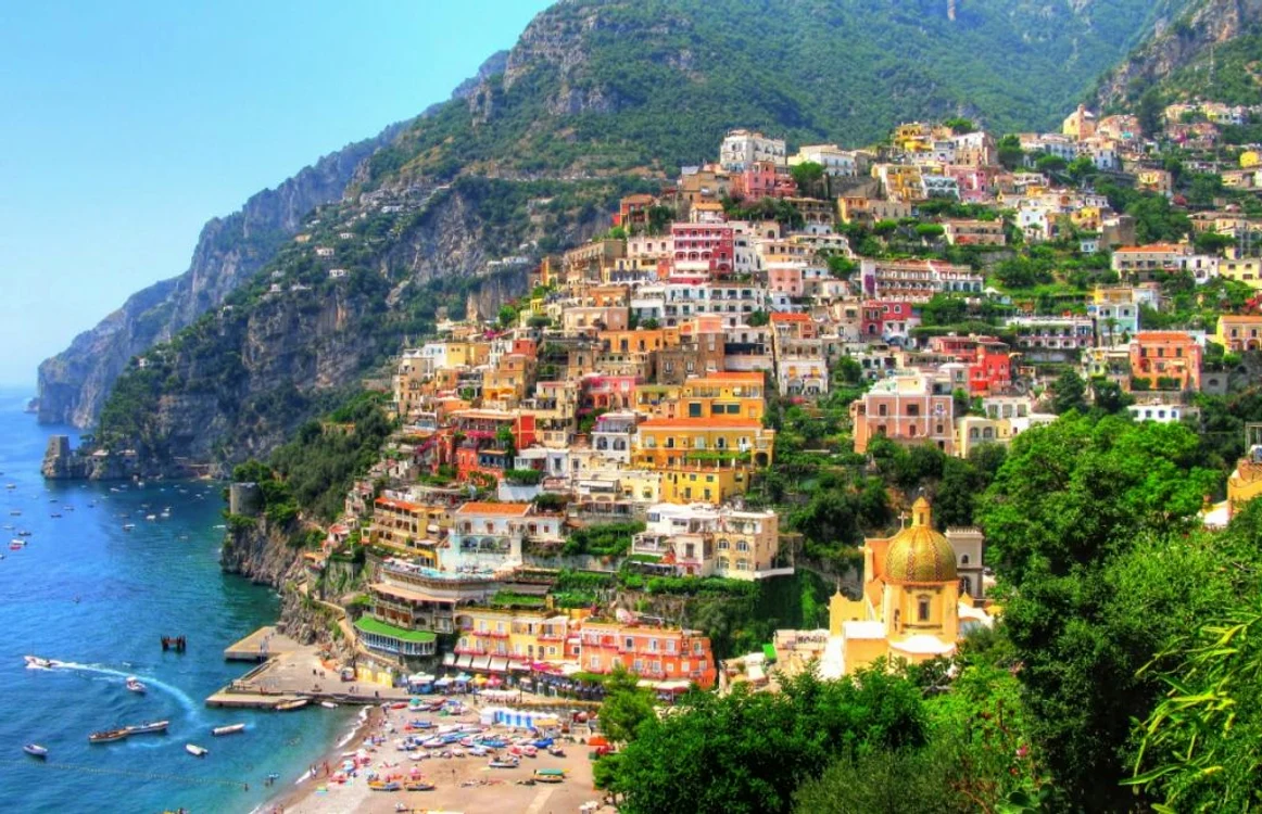 Coasta Amalfi, bună de vizitat între lunile septembrie-octombrie, este o rută numai bună de străbătut cu scuterul. FOTO paralela45.ro