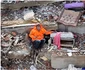 Un tată își ține de mână fiica moartă printre dărâmături FOTO AFP 