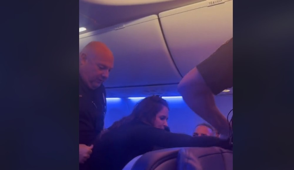 Ce a pățit o pasageră care i-a mușcat și lovit pe oamenii legii care au vrut să o dea jos din avion VIDEO 