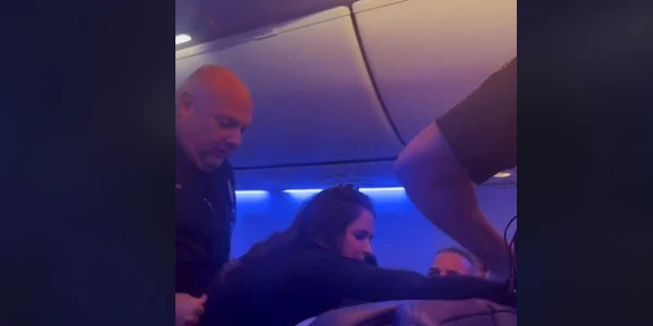 Femeia agresiva avion jpg