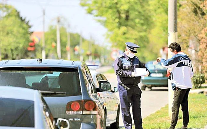 Forţele de ordine verifică  plecările din localitate