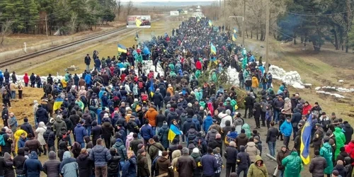 civili in Ucraina - blocand drumul rusilor