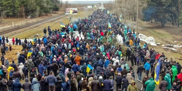 civili in Ucraina - blocand drumul rusilor