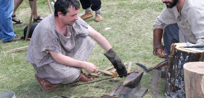 Vizitatorii au avut ocazia să vadă cum îşi făceau celţii armele FOTO: Bianca Sara