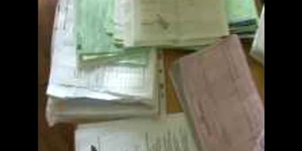 Oamenii legii au ridicat mai multe documente din locuinţele inculpaţilor 