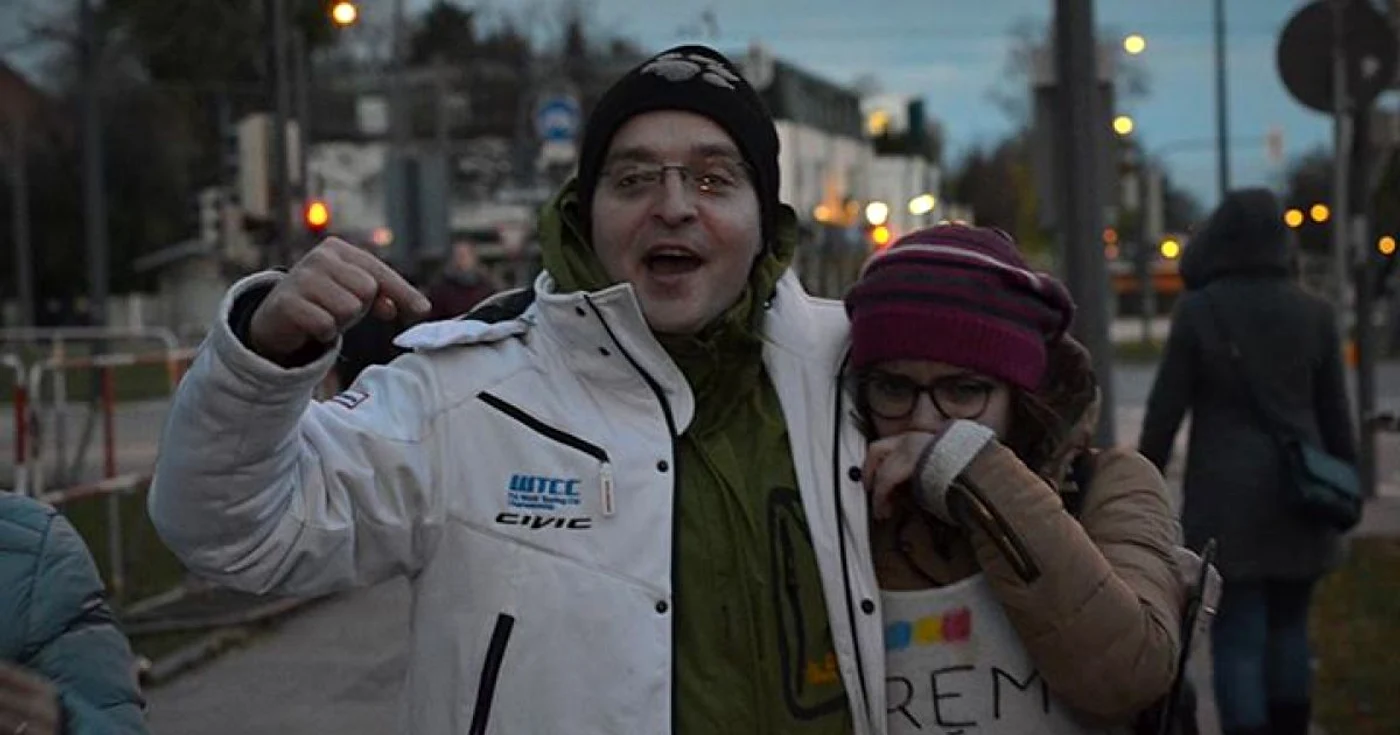 Cei doi votanţi din România imediat după ce au ieşit din secţia de votare FOTO Facebook