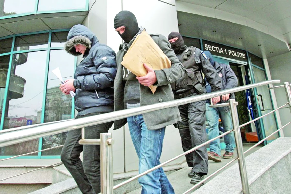 
    Mascaţii au săltat  doi poliţişti din  sediul Secţiei 1  