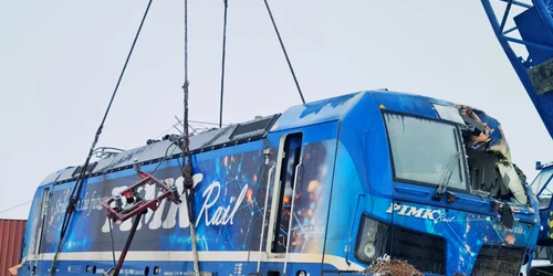 tren deraiat Mihăești – Radomirești Olt foto CFR