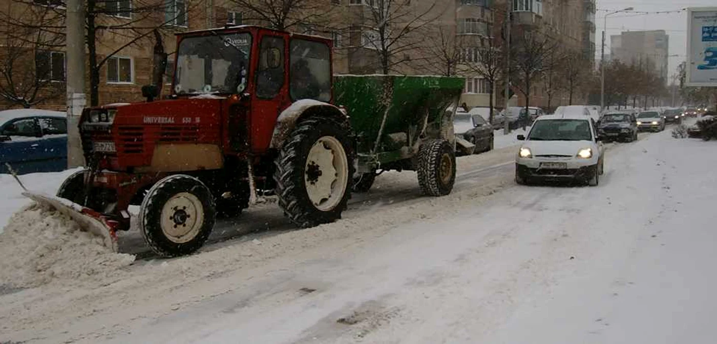 Deszăpezirea a găurit asfaltul la Ploieşti