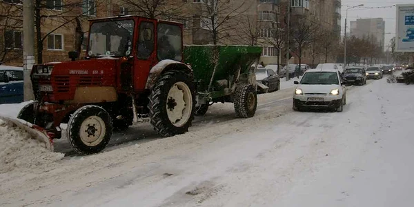 Deszăpezirea a găurit asfaltul la Ploieşti