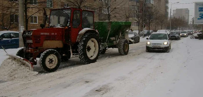 Deszăpezirea a găurit asfaltul la Ploieşti