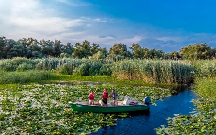 lacul cuibul cu lebede foto zigzagprinromania.com