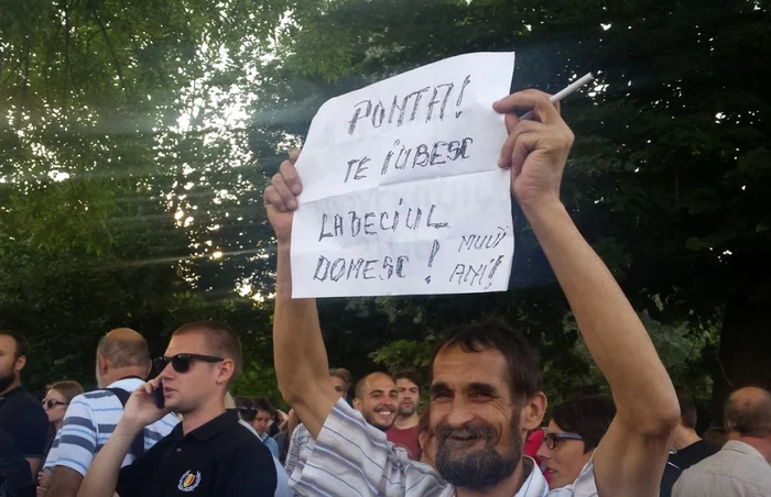Un protestatar din Piaţa Universitaăţii îi transmite un mesaj premierului Ponta