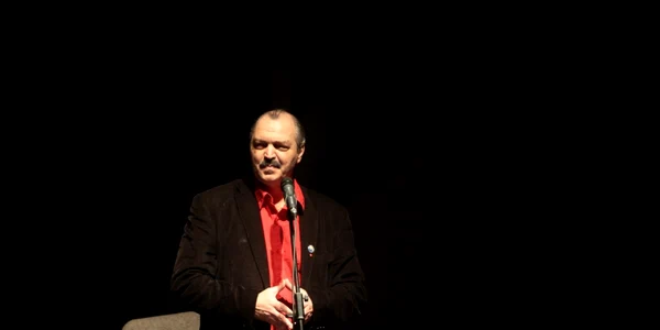 Victor Socaciu canta scena FOTO Adevarul