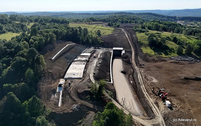 VIDEO Cel mai lung tunel de autostradă din România, excavat în vestul țării. Cum vor arăta galeriile sale de doi kilometri