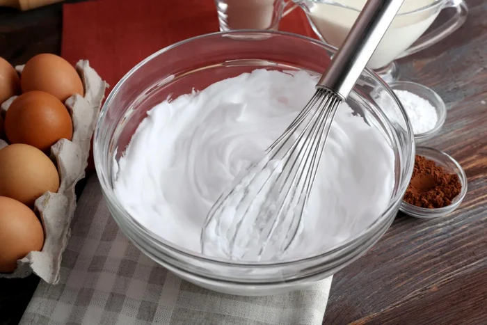 Cum se bat corect albușurile de ou?