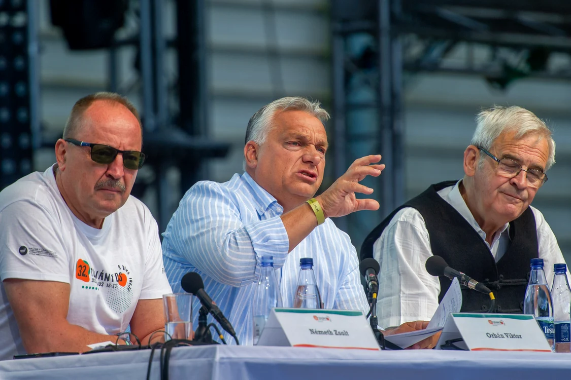 Viktor Orban (în centru) la Universitatea de Vară de la Băile Tușnad FOTO Arhivă