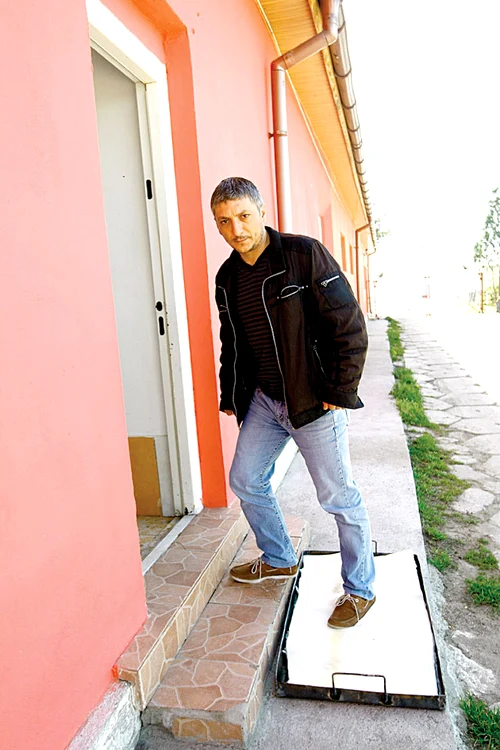 Înainte de a intra în fermă, angajaţii îşi şterg încălţările pe covoraşe dezinfectante