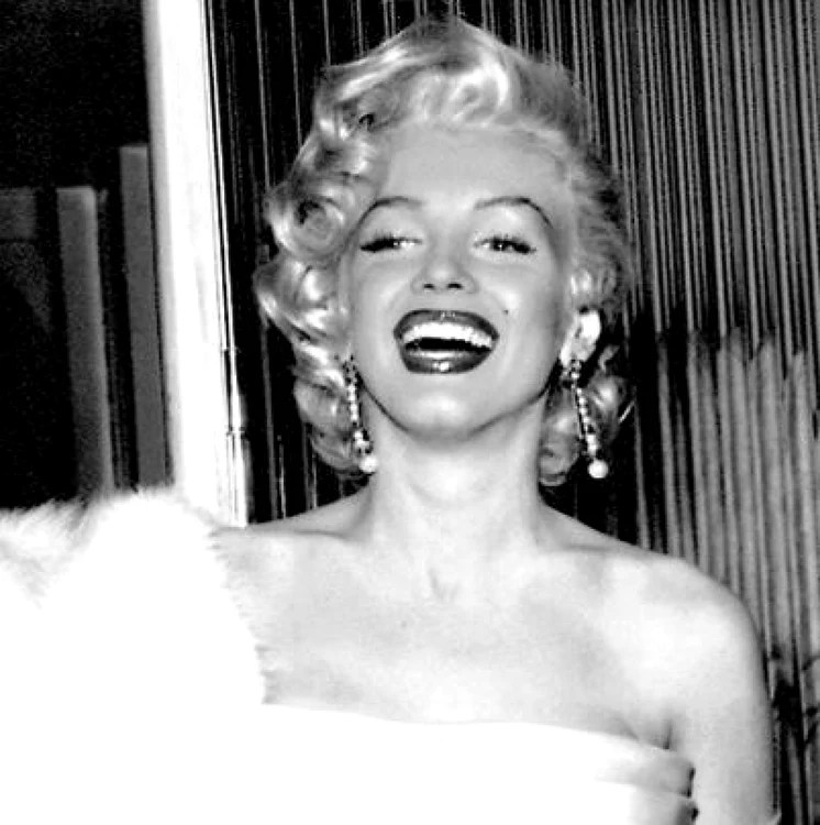 Schiţele realizate de creatorul de costume William Travilla pentru Marylin Monroe vor fi scoase la licitaţie săptămâna aceasta FOTO Facebook