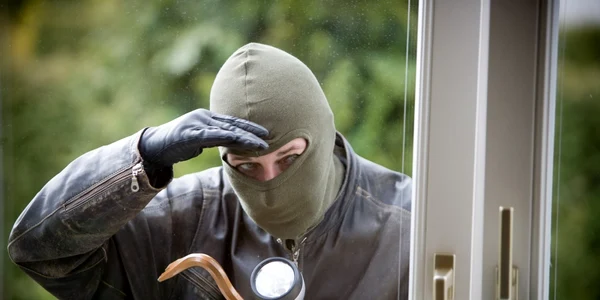 Spărgător de case în acţiune FOTO Arhiva Adevărul