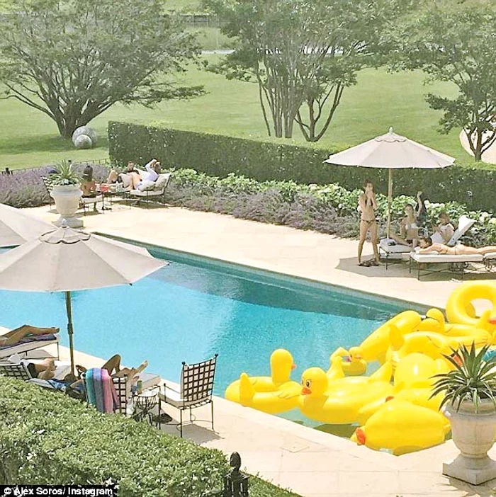 La toate petrecerile lui, piscina este invadată de răţuşte galbene gonflabile