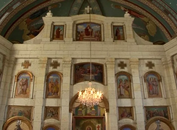 Iconostasul impresionant al bisericii din localitatea maramureşeană FOTO Adevărul