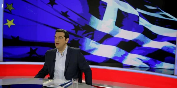 Alexis Tsipras dand declaratii la televiziunea de stat