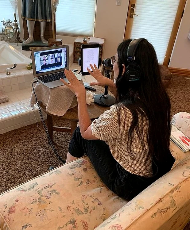 Demi Moore și-a transformat baia în birou și poate sări în cadă direct de la masa de lucru, dacă are chef