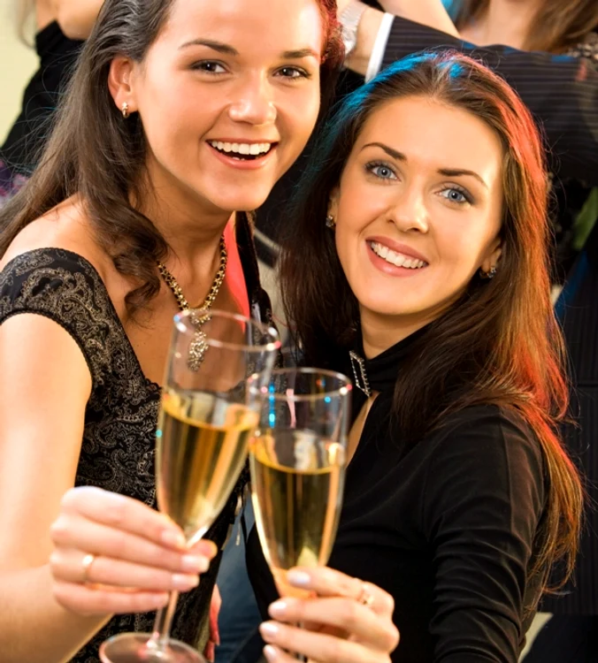 Aproximativ 350.000 de femei vor fi sărbătorite mâine