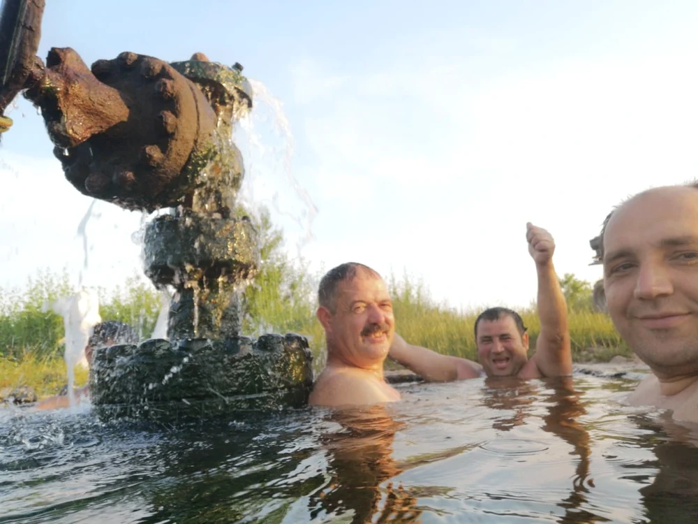Localnicii se distrează în piscina improvizată în sonda dezafectată