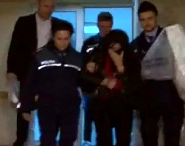 Diana a ieșit încătușată din secția 19 de Poliție, joi seara, în jurul orelor 20.00
