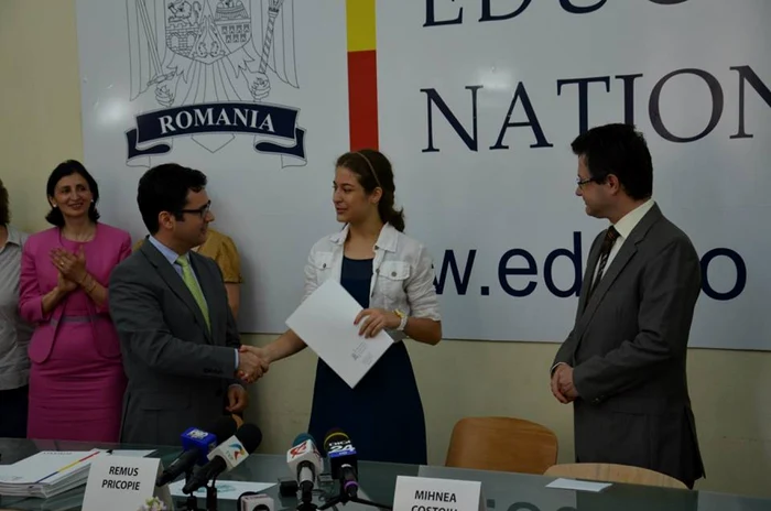 La Evaluarea Naţională au fost 225 de medii de 10, iar la Bacalaureat, 108 medii de 10 FOTO: Facebook/Remus Pricopie