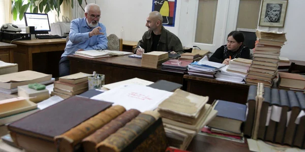 Vasile Rus, şeful catedrei de Limbi clasice din cadrul UBB în sala profesorală transformată în sală de curs. C. R.