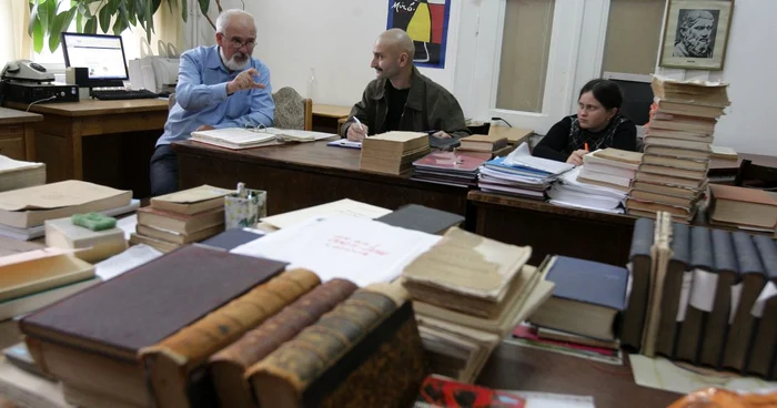 Vasile Rus, şeful catedrei de Limbi clasice din cadrul UBB în sala profesorală transformată în sală de curs. C. R.