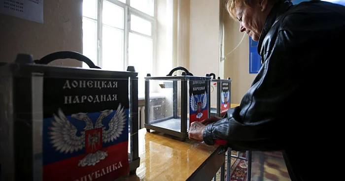 Locuitorii din estul Ucrainei vor vota duminică într-un scrutin recunoscut doar de Rusia FOTO: Maxim Zmeyev/Reuters