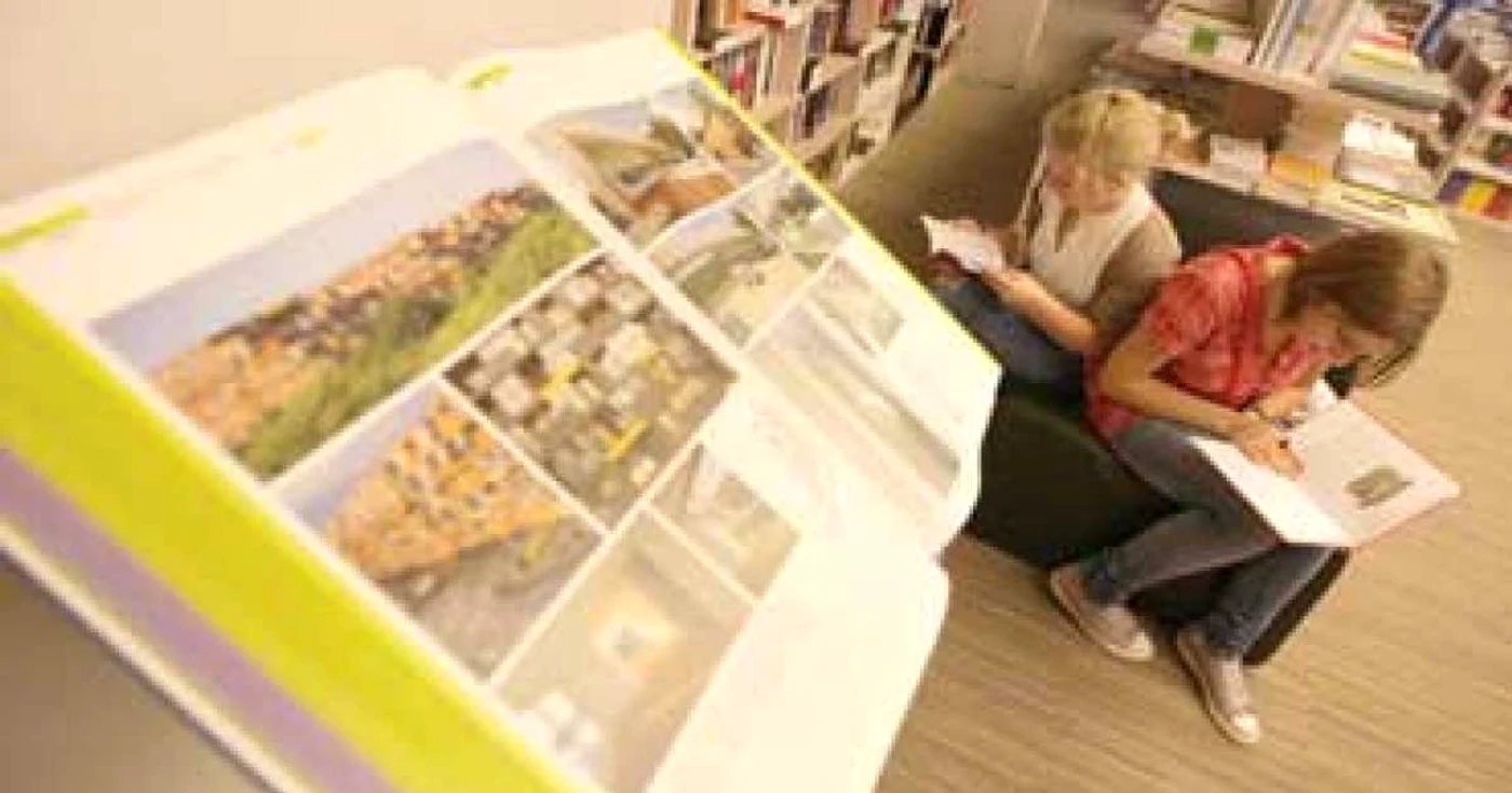 Constanţa: Tinerii iau notiţe din cărţi scumpe în librării