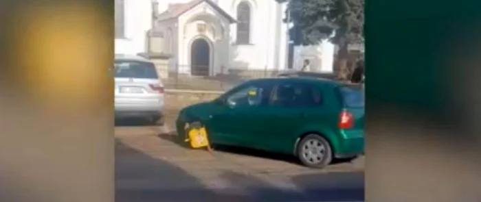 Șoferul a plecat cu tot cu sistemul de blocare Foto: captura video