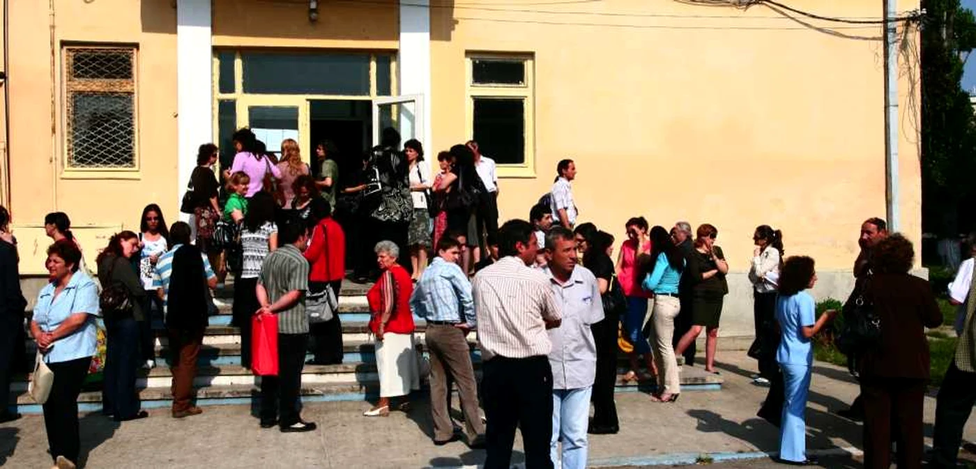 Cadrele didactice fac navetă zeci de kilometri până la şcolile unde predau 