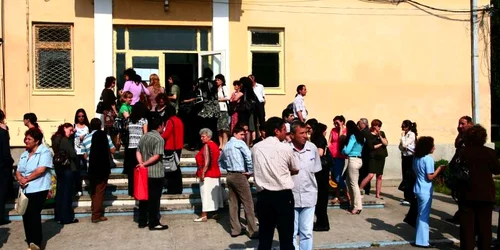 Cadrele didactice fac navetă zeci de kilometri până la şcolile unde predau