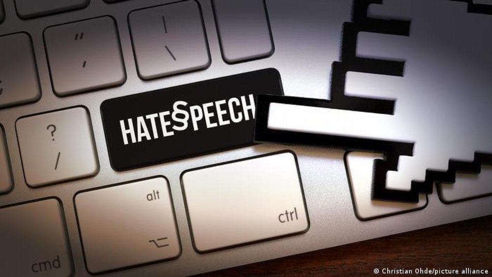 Granița fină dintre critică și public shaming. Analiza specialiștilor după incidentul de la premiera „Acel martie”