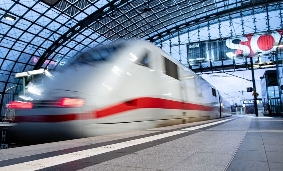 Un tren german care a întârziat 13 minute nu a mai fost lăsat să intre într-o gară din Elveția. Cum au justificat responsabilii feroviari interdicția