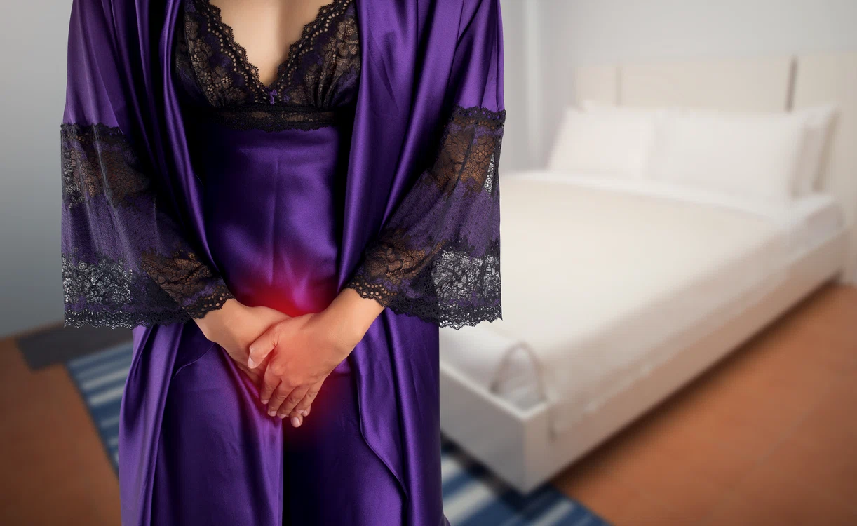 Femeie care vrea sa faca pipi - toaleta FOTO Shutterstock 