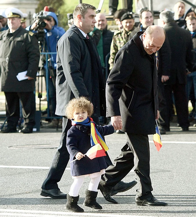 
    Cei trei se îndreaptă spre parcarea magazinuluiFoto: Blitz  