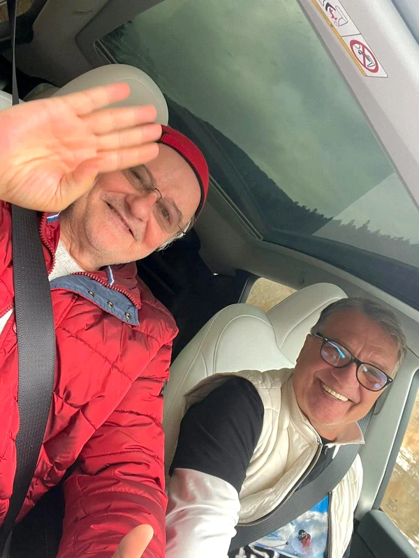 Irinel Columbeanu, la munte cu un prieten vechi. Sursă: Facebook