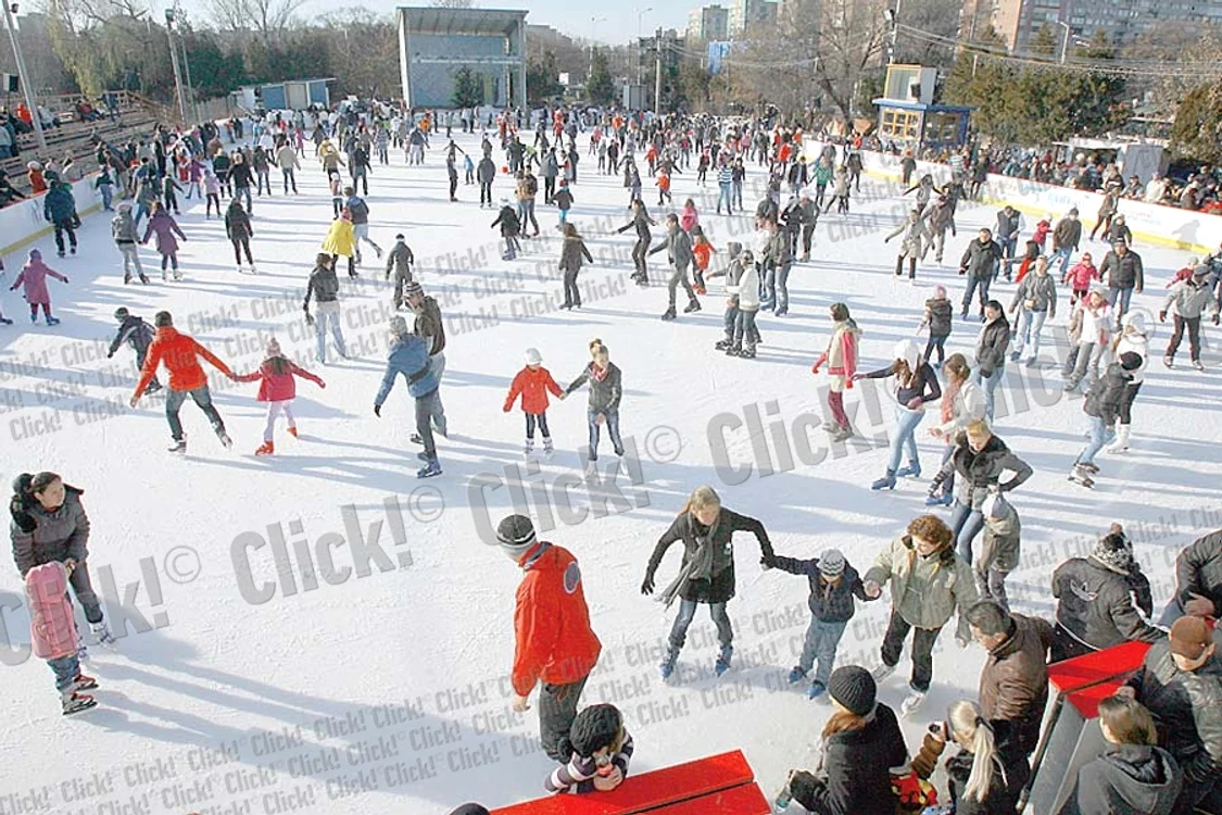 Parcul Alexandru  Ioan Cuza  Cristina şi Andreea  au fost primele care  s-au dat pe noul patinoar(Fotografii: Roberto Sălceanu, Florin Şuler, Dorin Constanda)