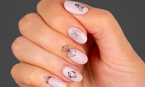 O manichiură minimalistă şi elegantă cu forme geometrice  jpeg